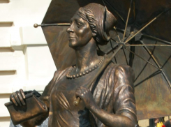 Скульптуру Фаины Раневской демонтировали в Таганроге