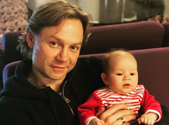 Молодой папа – тренер ФК «Ростов» Валерий Карпин отправился на отдых с маленькой дочкой