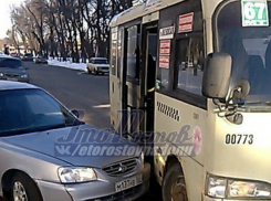 Иномарка врезалась в маршрутку и заблокировала в ней пассажиров около ТЦ «Талер» в Ростове