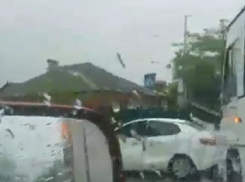 Столкновение автобуса и иномарки попало на видео и вызвало дорожный затор в Ростове 