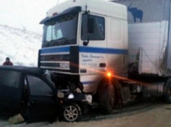 Водитель «Лады» погиб, его пассажирка получила травмы в страшной аварии на трассе под Ростовом