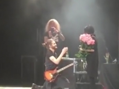 Удивительное предложение стать женой гитариста певицы Наргиз в Ростове попало на видео 