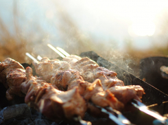 В Гуково местное кафе в разгар пандемии пригласило людей на шашлыки