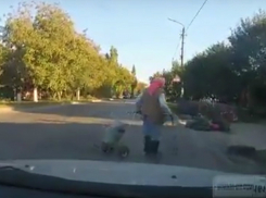 Повидавшая жизнь пенсионерка поразила своим ледяным спокойствием автомобилистов под Ростовом