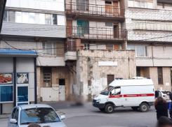 Во дворе одной из многоэтажек в Таганроге обнаружили тело подростка