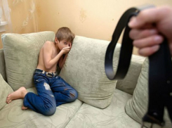 Истязавшая своего сына молодая женщина попала под следствие в Ростовской области