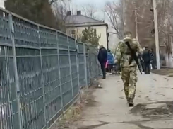 В Шахтах полицейские задержали двух мужчин в камуфляже и с автоматами