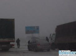 На дорогах Ростовской области из-за гололеда и метели произошли десятки аварий