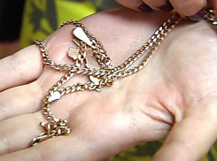 Опьяневшая до безумия женщина сорвала золотую цепочку с шеи своего приятеля в Ростовской области