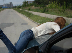 Школьница отскочила от бампера «Лады», пытаясь перебежать дорогу в неположенном месте под Ростовом