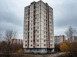 В Аксае 22-летний парень выпал из окна 14-го этажа