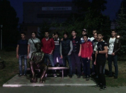 Парни из Новочеркасска извинились за то, что осквернили памятник казаку