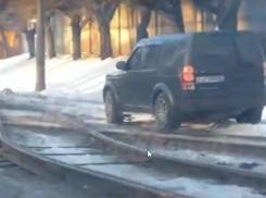 Объехавший пробку через ж/д пути «важный ферзь» на внедорожнике возмутил ростовчан и попал на видео