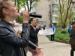 В Ростове жители двора и волонтеры спели «День Победы» для 99-летнего ветерана