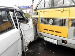 Пассажирский автобус и отечественный автомобиль столкнулись в Таганроге и спровоцировали затор