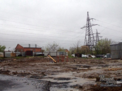 Утонувшая в грязи детская площадка под ЛЭП довела ростовчан до слез