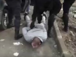 Жесткое задержание банды ростовских мошенников, «блокирующих» банковские карты, попало на видео 