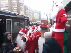 Вакханалия от Дедов Морозов, ходулиста, жонглера и мима попала на видео и озадачила ростовчан