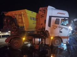 В Ростовской области на трассе произошло тройное ДТП с автобусом