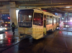 ДТП с трамваем парализовало движение в районе пригородного вокзала в Ростове