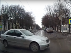 «Опасная женщина» попала на запись видеорегистратора  в Ростовской области