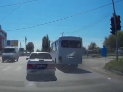 Маршрутчик «соблазнил» водителя легковушки нарушить ПДД под Ростовом и попал на видео