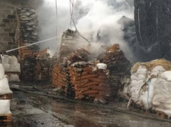 В Ростовской области потушили пожар на складе целлюлозной продукции