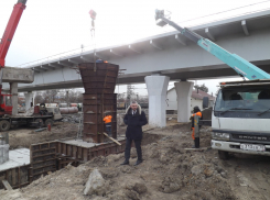 Мост на Малиновского: власти смогли изъять землю, но не справились с автовладельцами