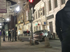 В центре Ростова нетрезвый водитель разбил арендованный автомобиль и сбежал с места ДТП 