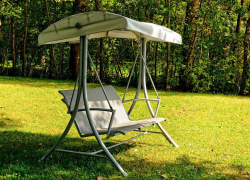 При покупке садовых качелей женщина лишилась всех денег с банковской карты в Ростовской области