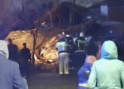 Хлопок газа разрушил часть дома на Калинина