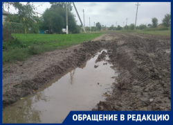 «Просто непролазная грязь»: ростовчане рассказали, с каким трудом ездят по разбитой дороге