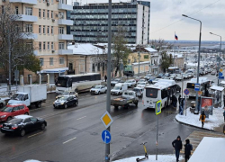Власти Ростова отчитались об уборке города от снега, а жители пожаловались на отсутствие транспорта