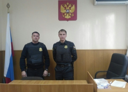 Поножовщина в суде Батайска: выживший пристав догнал обидчика  