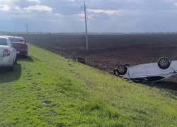 Водитель Hyundai погиб при опрокидывании автомобиля в Ростовской области