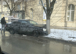 «Поцеловавшего» дерево «взасос» незадачливого автомобилиста высмеяли жители Ростова