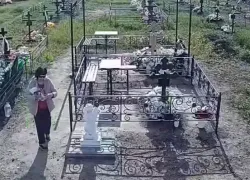 В Азове неизвестная обворовала могилу мертворожденного ребенка