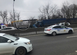 Серьезные травмы получил водитель зерновоза, наскочивший на фуру в Ростовской области