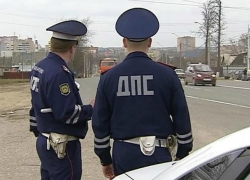 С зажатым в окне иномарки инспектором ДПС прокатился молодой автолюбитель в Ростовской области