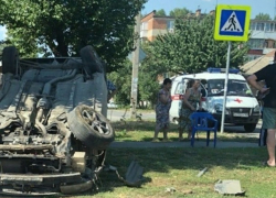 На Батуринской в Ростове автомобиль совершил крутое пике и упал на крышу