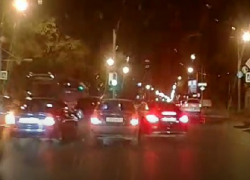 Маневры люксовой иномарки привели к дорожной аварии в Советском районе в Ростове