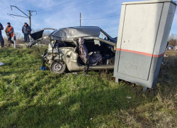 Два человека погибли при столкновении «Оки» с поездом в Ростовской области