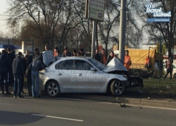 Серебристый BMW грациозно снес столбом свой капот в Ростове