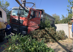 В Ростовской области большегруз снес газовые опыры и полдвора из-за конфетки 