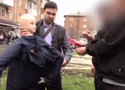 Подозреваемый в жестком убийстве 21-летнего парня в Новошахтинске дал показания на следственном эксперименте