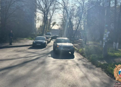 В Ростове 7-летний ребенок получил травмы после наезда во дворе дома