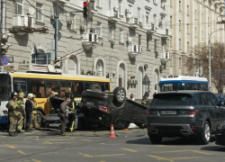 В центре Ростова авария с тремя машинами и троллейбусом парализовала город