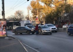 «Внезапное» ДТП с участием автоледи парализовало движение по проспекту Стачки в Ростове