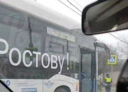 В Ростове электробус №17 попал в аварию 