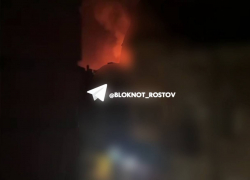 После атаки БПЛА в центре Ростова загорелся многоэтажный дом
